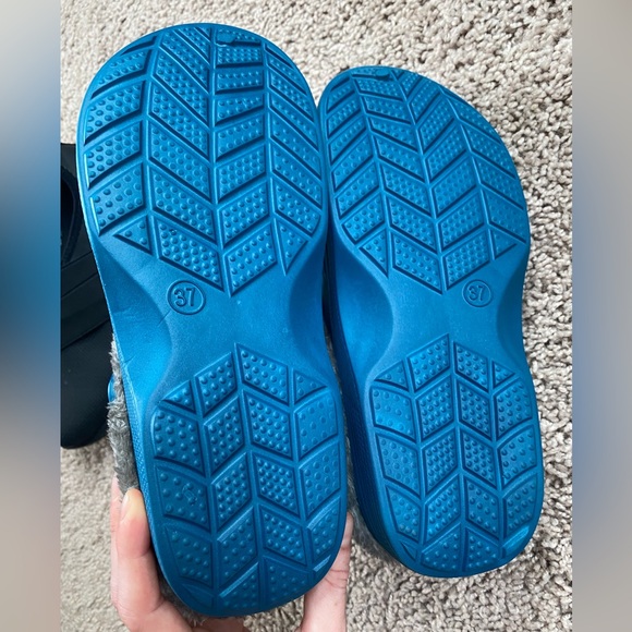2 pairs of shoes - Picture 3 of 11